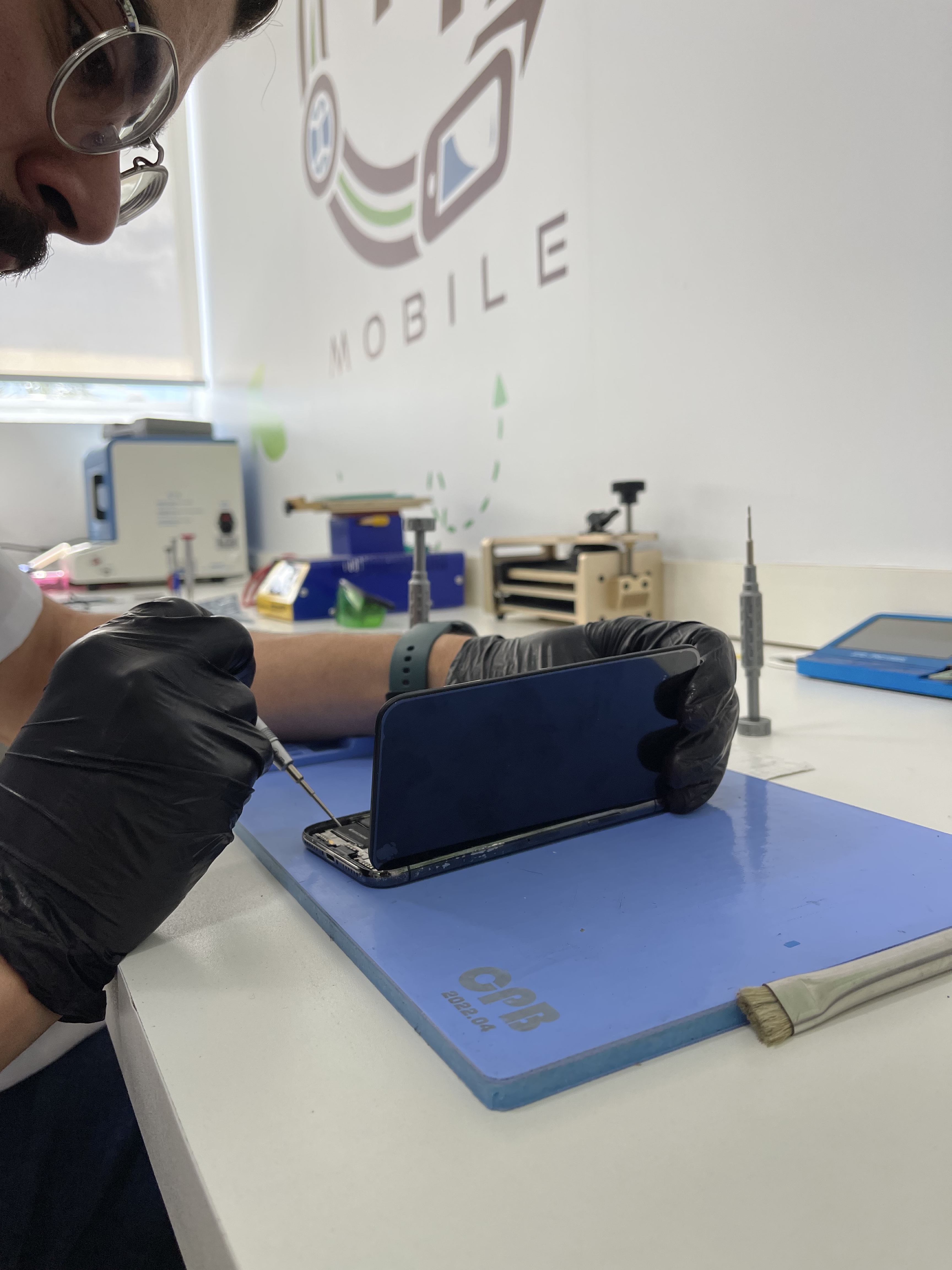 Técnico realizando reparo